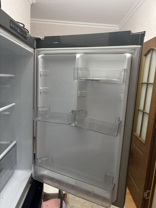 Холодильник LG серого цвета