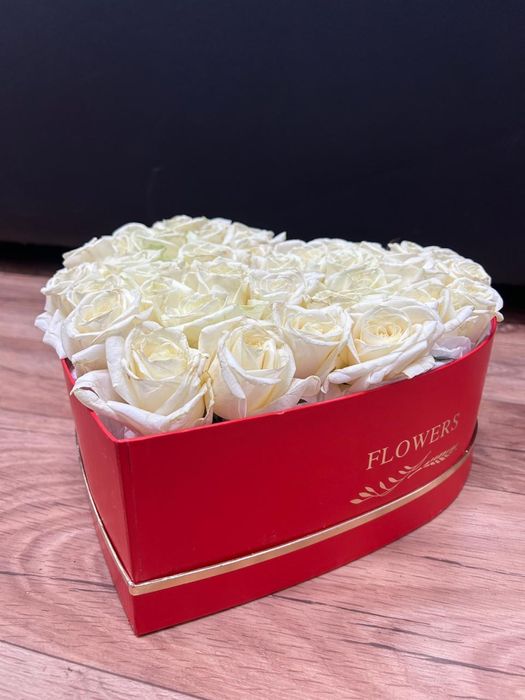 Белые розы в форме сердца