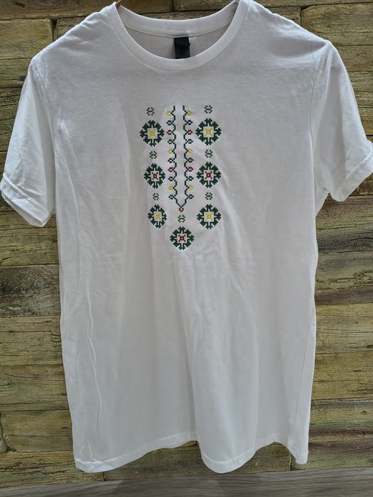 Дамска тениска с бродерия