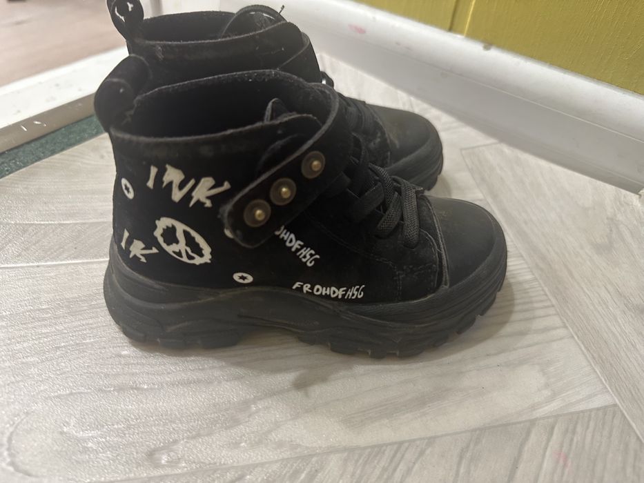 Обувь детская и на мальчика и девочку подойдет