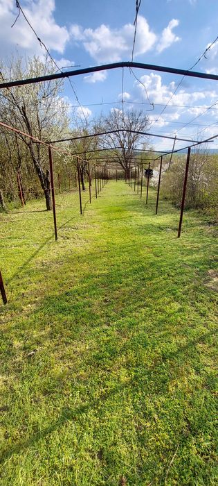 Продавам видно място с постройка