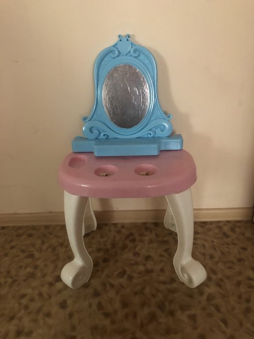 Десткий столик косметический