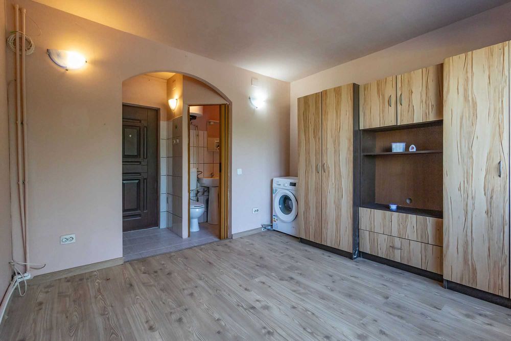 Vand Garsoniera zona UMT