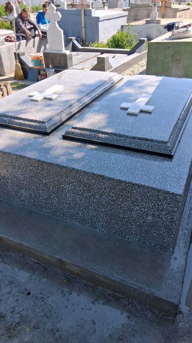Executam lucrari din monumente funerare din granit,marmura,mozaic,marmura venetiana