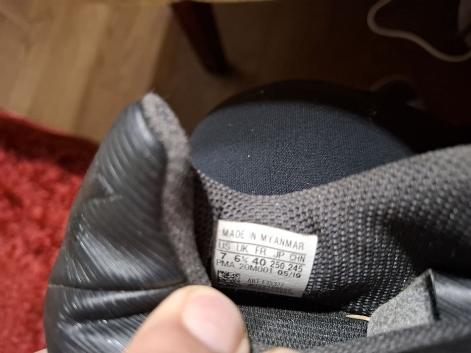 Продавам футболни обувки adidas.