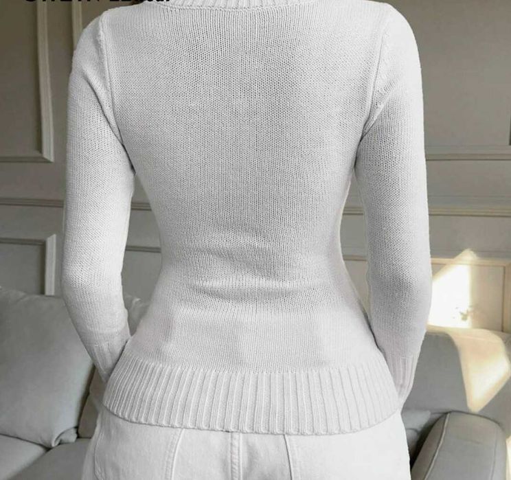 Елегантна бяла плетена блуза/пуловер с V-образно деколте и плитки -S/M
