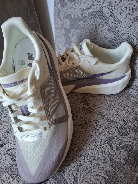 Adidași de vânzare