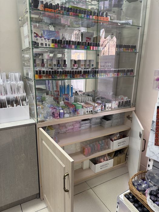 Витрина, шкаф со стеклянными полками