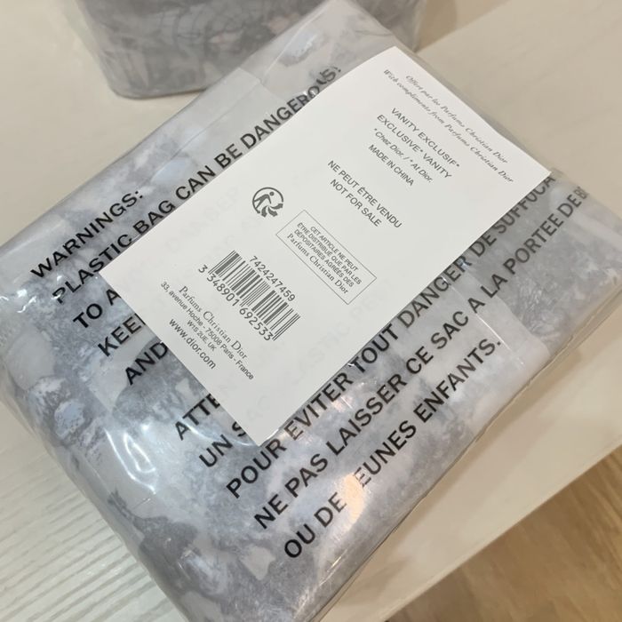 Травъл куфар Dior колекция Around the World нов запечатан със стикер