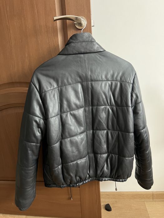 Geacă de piele. Fabricată în Italia.