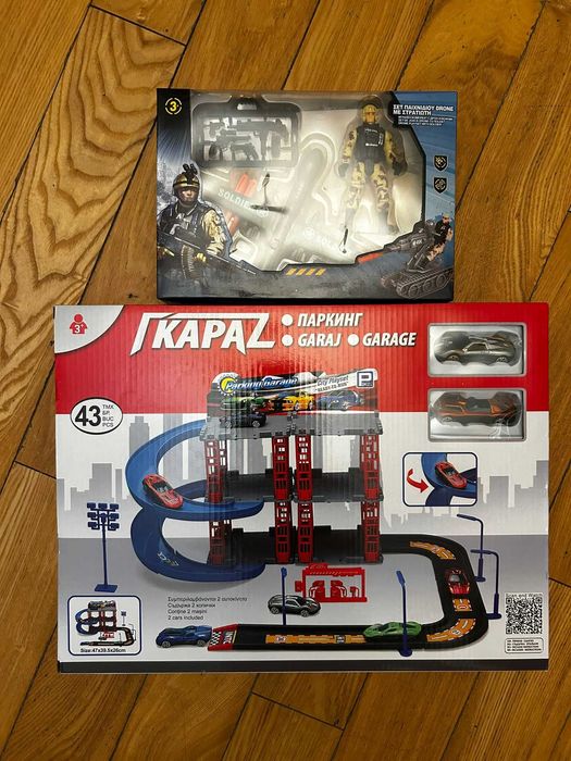 Set de joaca garaj cu masinute si set cu soldat si avion de lupta