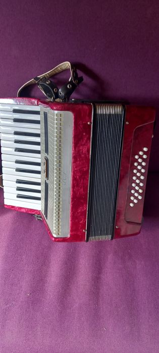 Vând acordeon Timiș cu 24 de basi