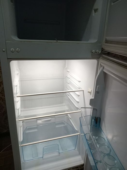 Продам холодильник двухкамерный