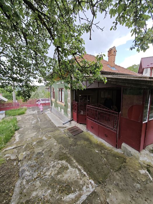 Casă de vânzare în Câmpulung– teren 3000 mp intravilan, zonă liniștită