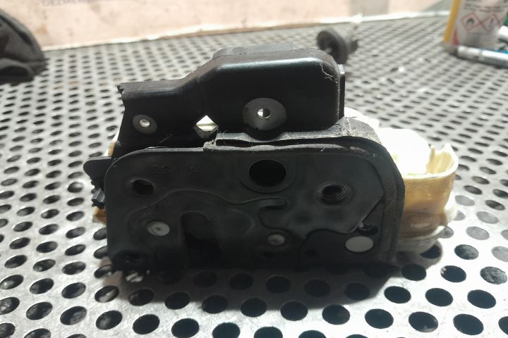Broasca usa fata stanga 8E1837015AA 8E1837015AA Audi A4 B7