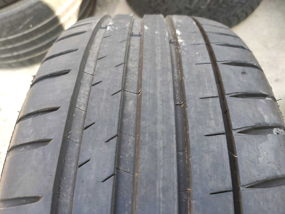 Единични гуми с размер 225 40 18