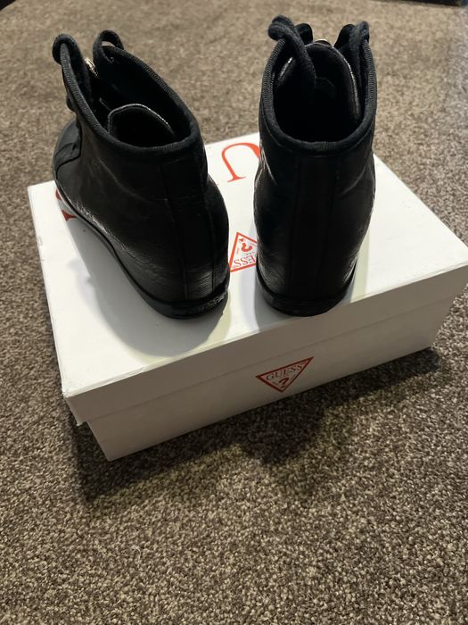 Кецове Guess на платформа