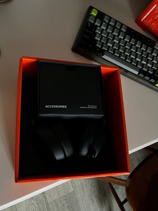 Игровое кресло и наушники