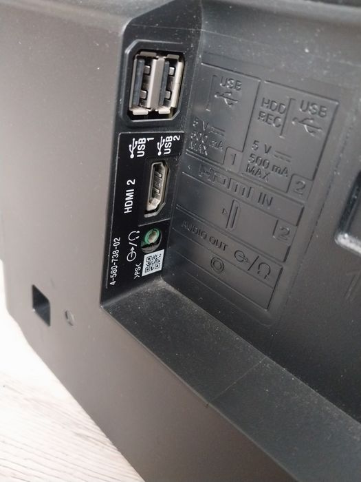 Смарт телевизор Sony 101см. По бокам есть засветы.