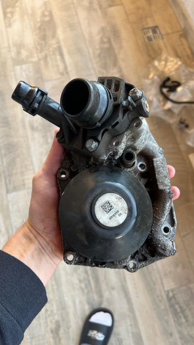 Vând pompa apa  BMW motor b47 diesel vând termostat b47