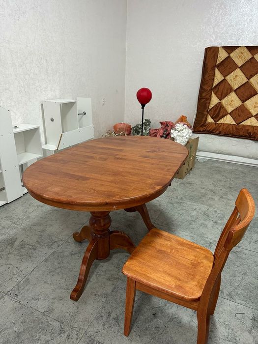 Продам два комплекты стол со стульями