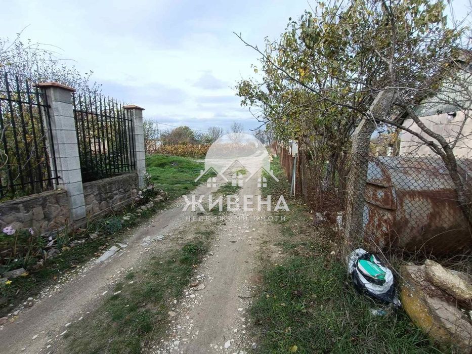 Продава парцел в м-т Зеленика, площ 600 кв.м, с партида за вода