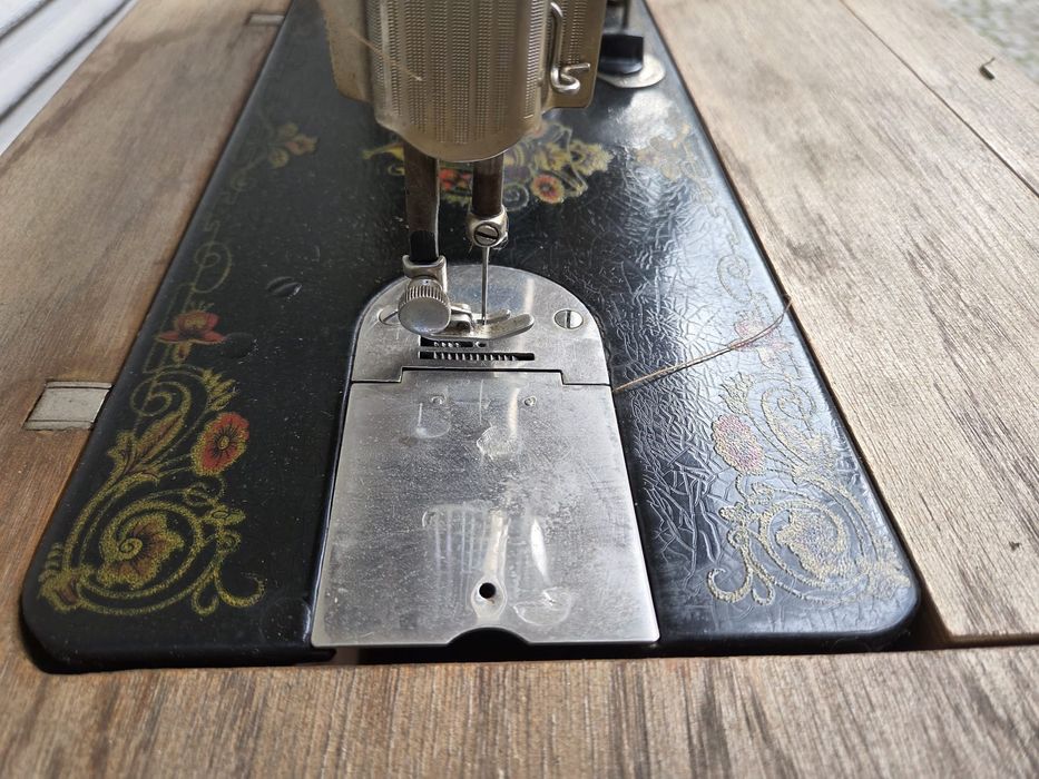 Masina de cusut veche dar functionala