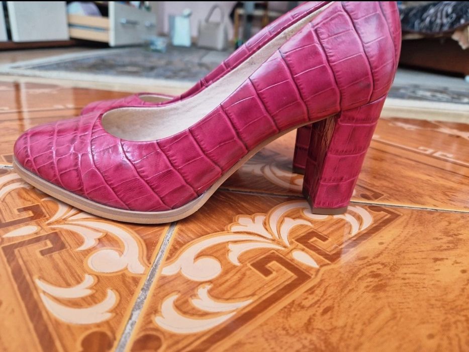 Vand pantofi cu toc Clarks