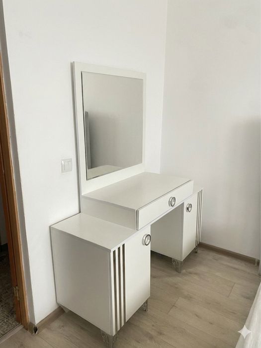 Туалетный столик с зеркалом