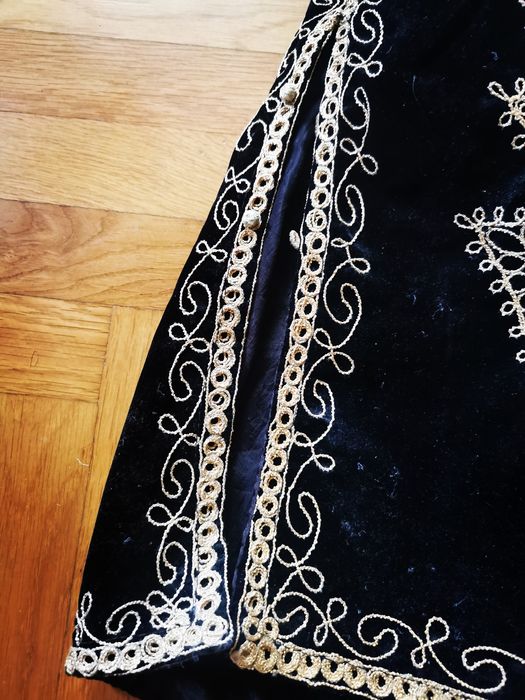 Винтидж бродиран кафтан и две винтидж узбекски шапки "Тубетей"