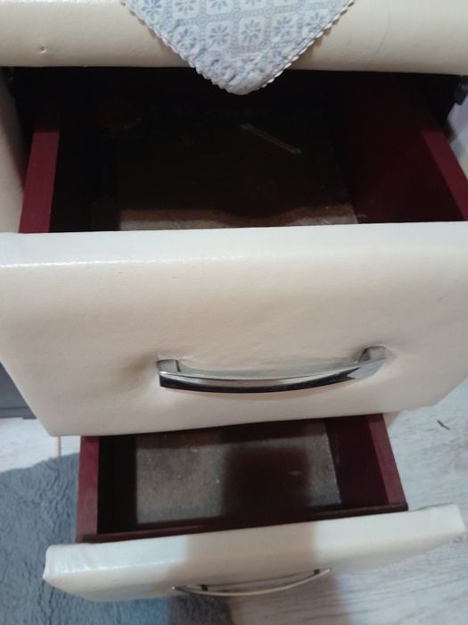 Noptieră învelită în piele