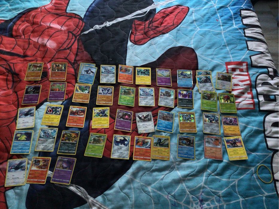 Mystery box cu 30 cărți Pokemon care pot include cărțile din imagini