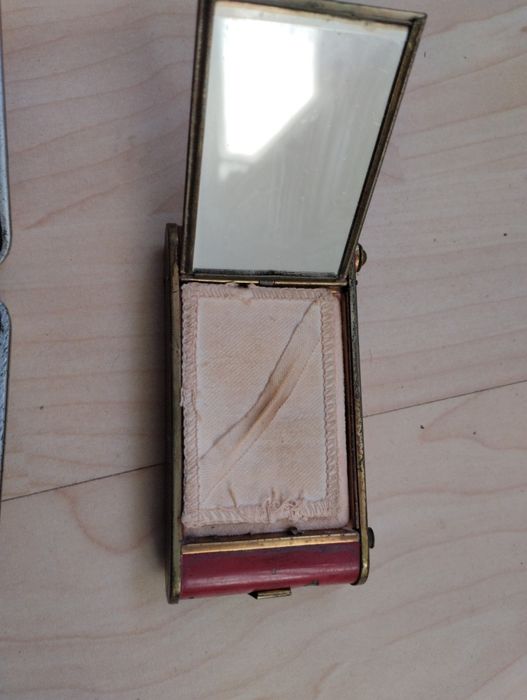 Два броя стари табакери продават се заедно з