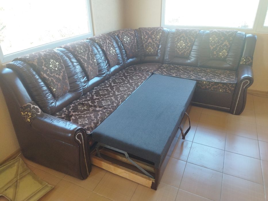 Ъглов разтегателен диван с функция за легло и подвижна средна част