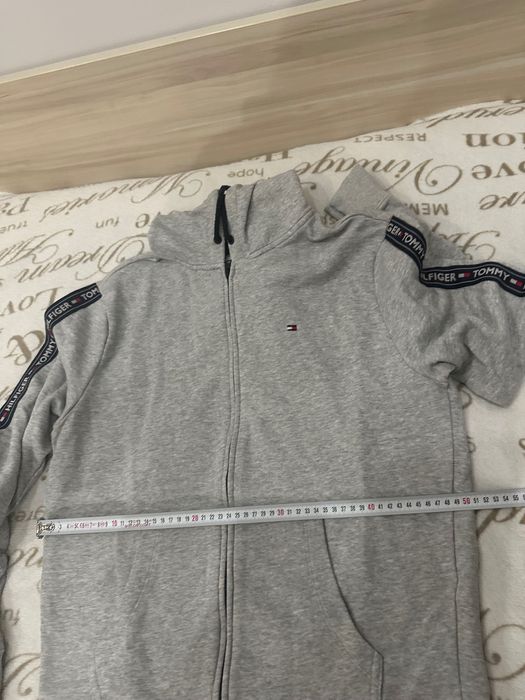 Продавам мъжки анцунг Tommy Hilfiger размер L