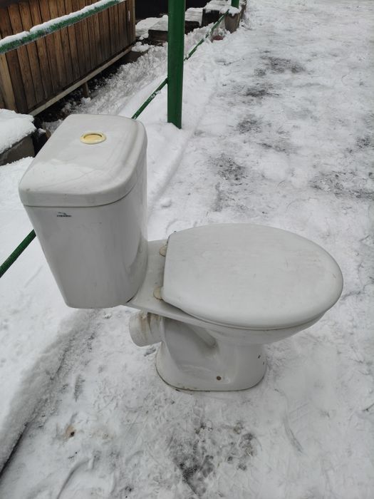 Продам унитаз в б/у в сборе.