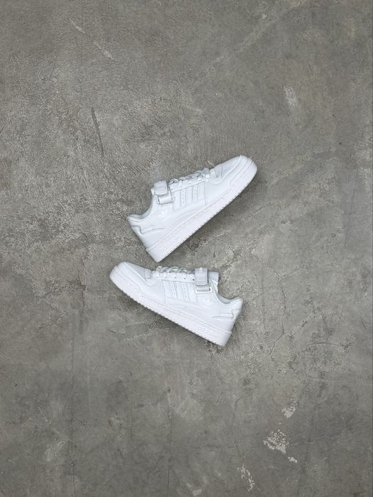 Adidas forum low white