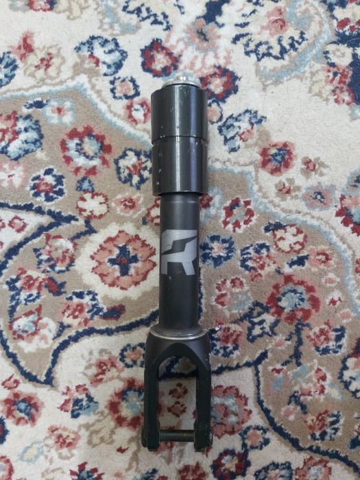 Вилка и зажим реакшн