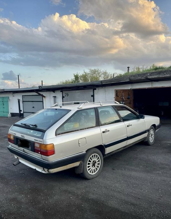 Легковая машина Ауди 100