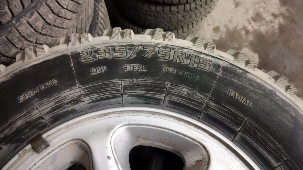 Продам зимние шины с дисками 235/75R15