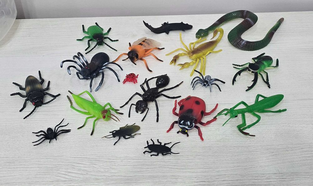 Фигурки животных и насекомых