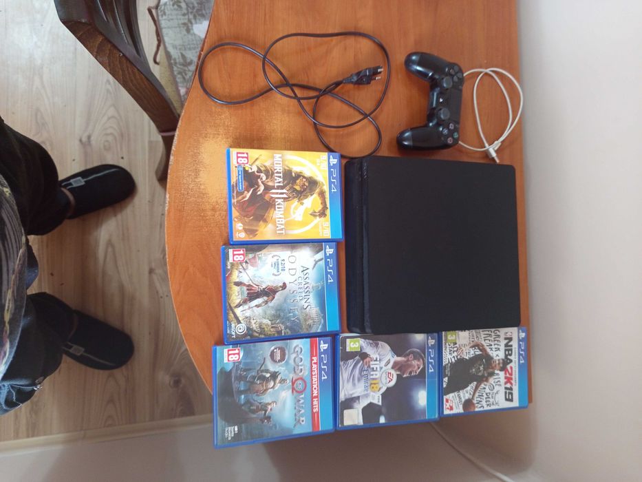 Здравейте продавам PS4 SLIM 500 GB със 5 видео игри