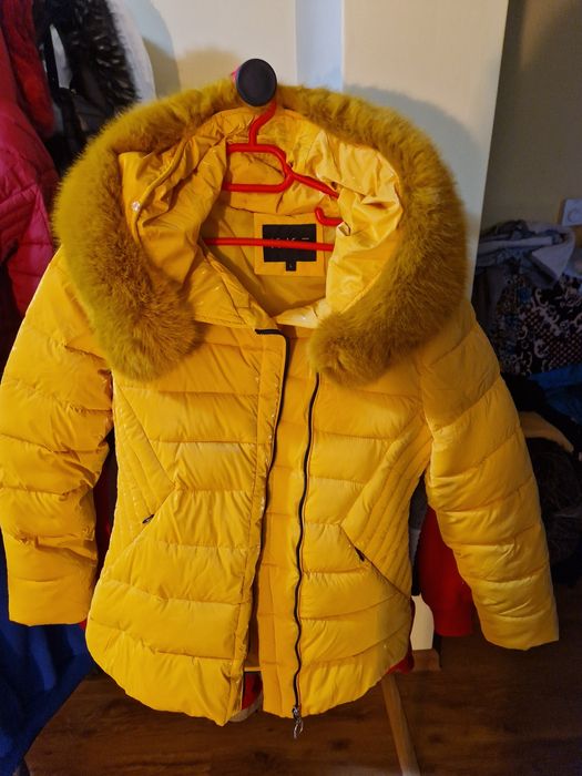 Geaca galbena noua , masura L , pret 300 lei plata in cont