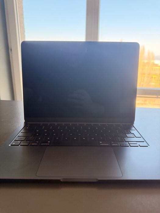 MacBook Air M3 13" 256GB SSD 8GB RAM - почти нов, 90 цикъла, 100% батерия + гаранция
