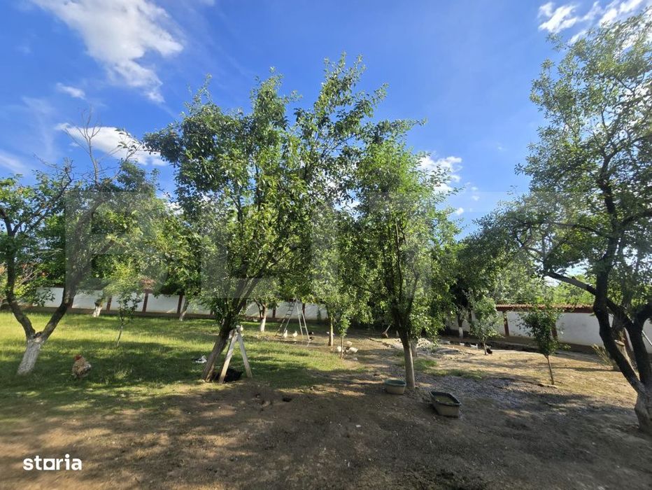 Teren intravilan de 1.700 mp, imprejmuit si parcelabil, in Titu