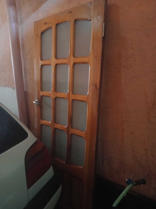 Детский велосипед, самокаты и дверь  деревяный