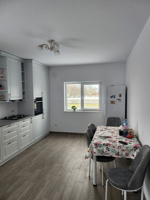 Închiriez casa duplex