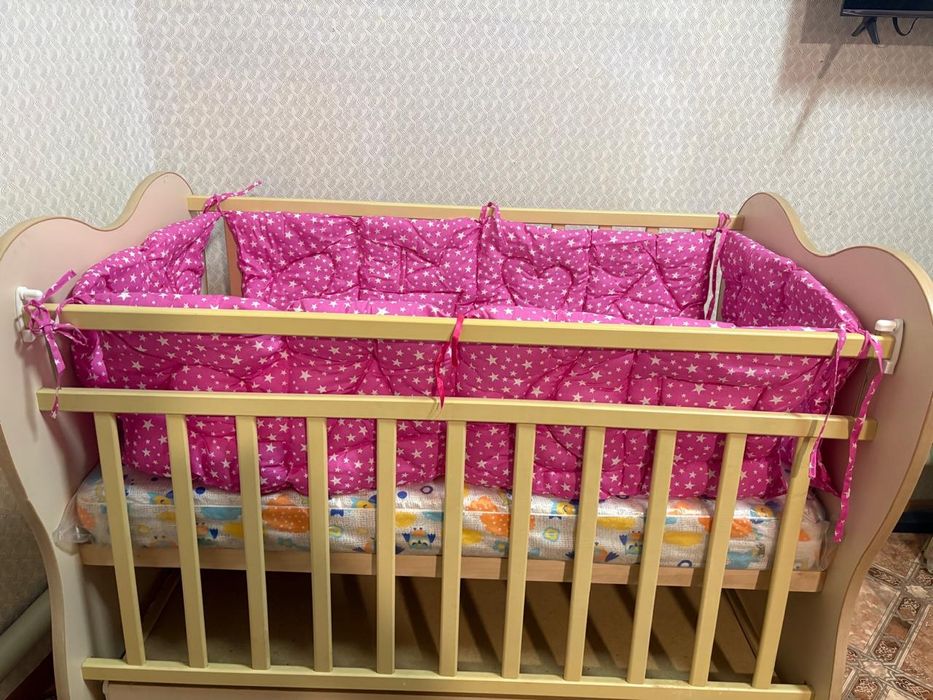 Детский кровать.