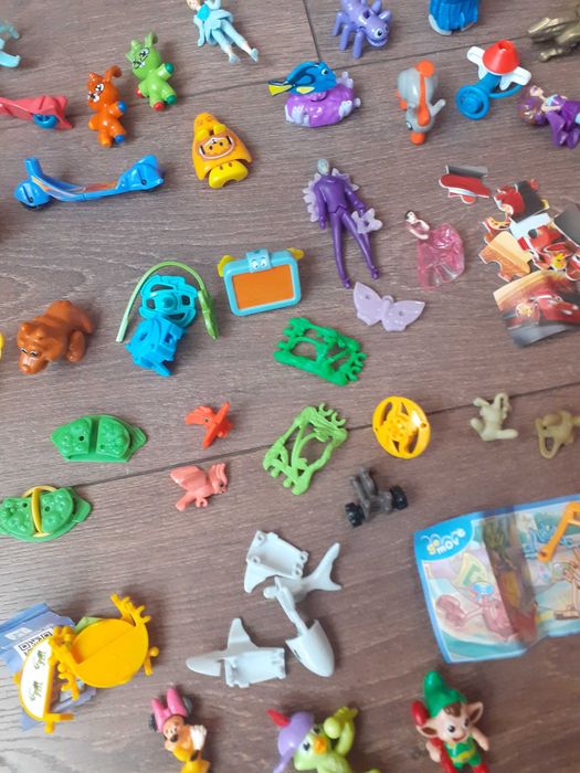Колекция от kinder играчки за 25лв.