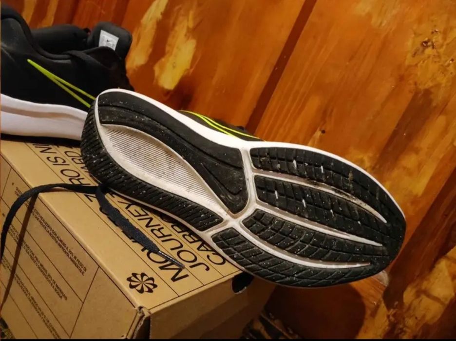 Маратонки NIKE..